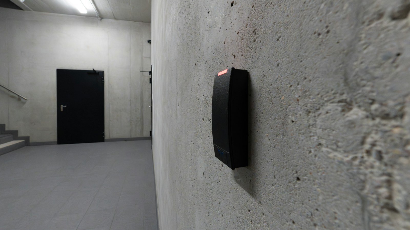 قارئ بطاقات للتحكم في الدخول على جدار بجوار باب | Access control card reader on a wall near a door