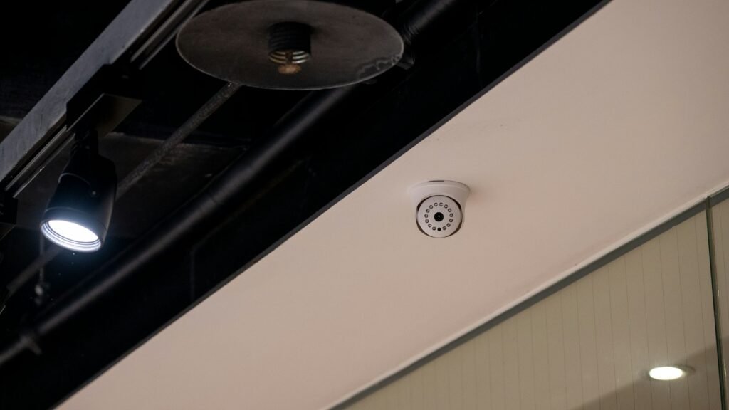 كاميرا مثبتة على السقف | Camera mounted on a ceiling