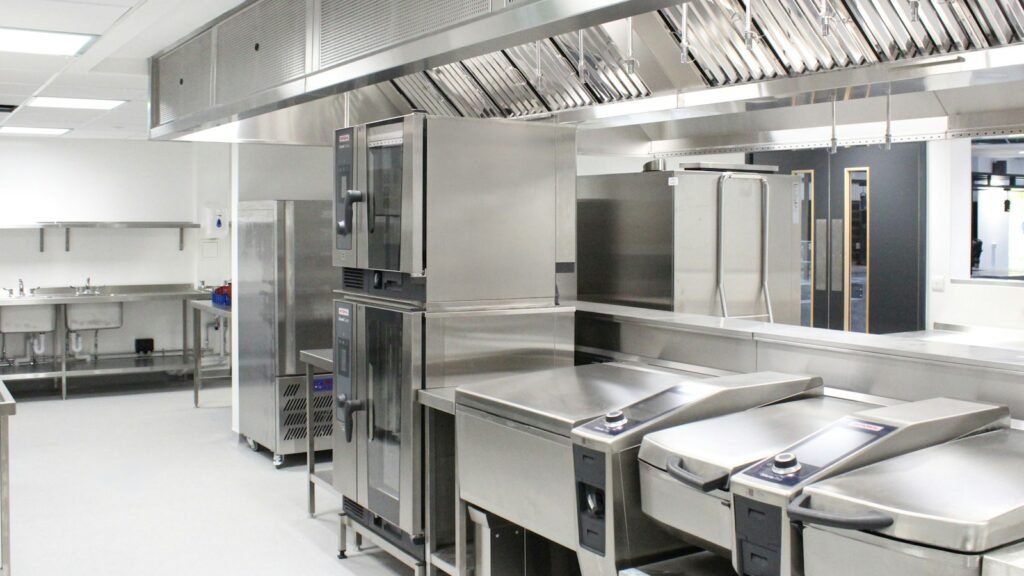 شفاط مطبخ تجاري بفلاتر فوق معدات الطهي | Commercial kitchen exhaust hood over cooking equipment