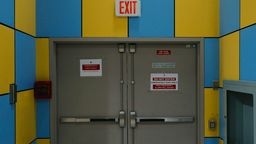 أبواب مخرج مزدوجة بقضبان دفع | Double exit doors with push bars