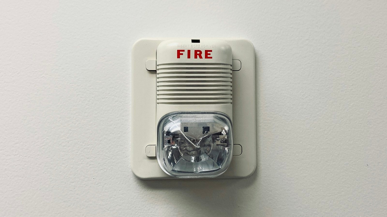 جهاز تنبيه صوتي وضوئي لإنذار الحريق | Fire alarm horn strobe on a wall