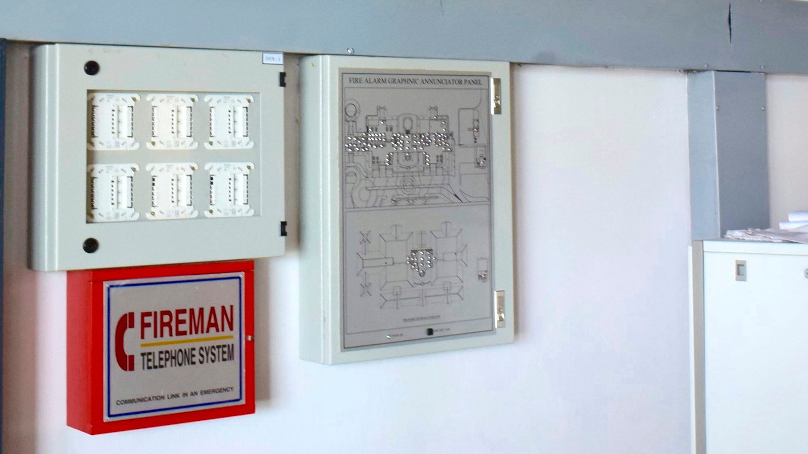 لوحة هاتف رجال الإطفاء ولوحة إرشاد إنذار الحريق | Fireman telephone panel and fire alarm annunciator panel