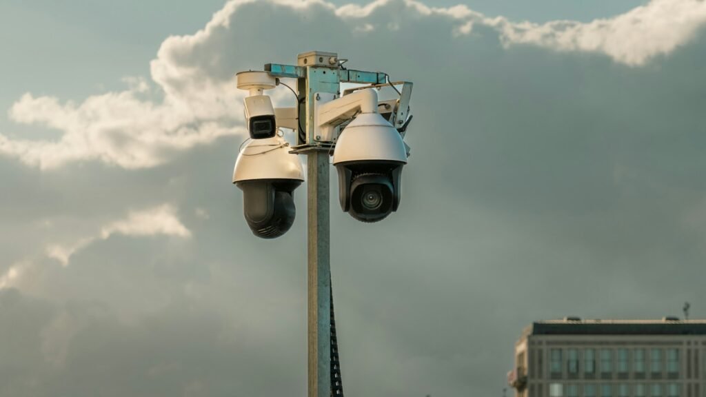 كاميرات مراقبة متحركة مثبتة على عمود | PTZ surveillance cameras mounted on a pole