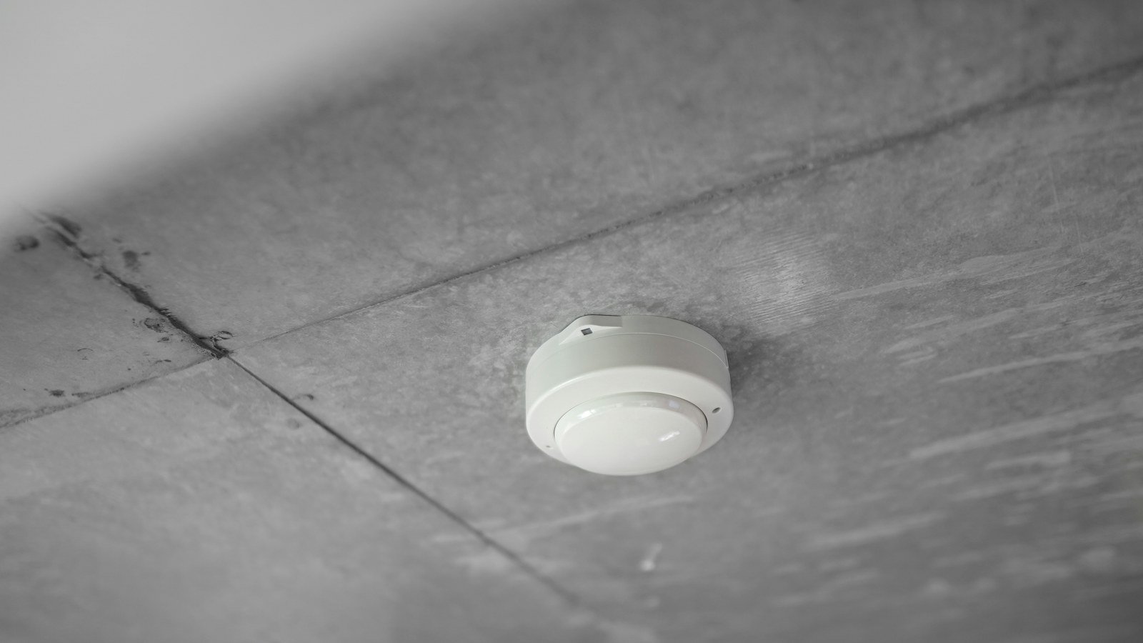 كاشف دخان مثبت على السقف | Smoke detector mounted on a ceiling